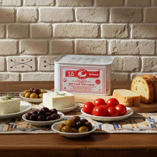 Coğrafi İşaretli Tam Yağlı Ezine Peyniri, pastörize edilmiş %45 koyun,%40 keçi, %15 inek sütü karışımından, şirden mayası ile mayalanarak 240 olgunlaştırılarak üretilmiştir. 
